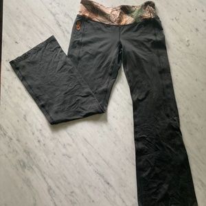 Black & camp yoga pants